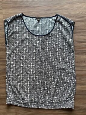 NWOT Ann Taylor Navy and White Printed Tank Top Size M